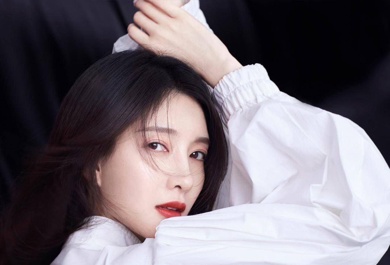 江疏影敢不施粉黛出街 皮肤白到发光浓密蓬松头发更